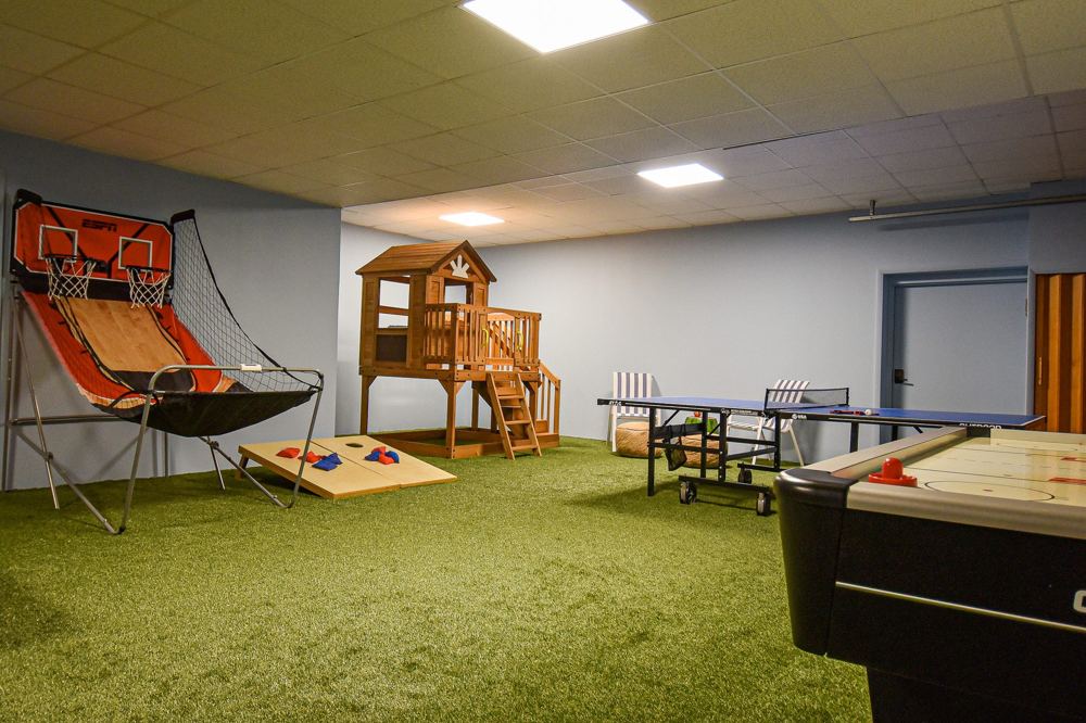 1,200 sq ft game room